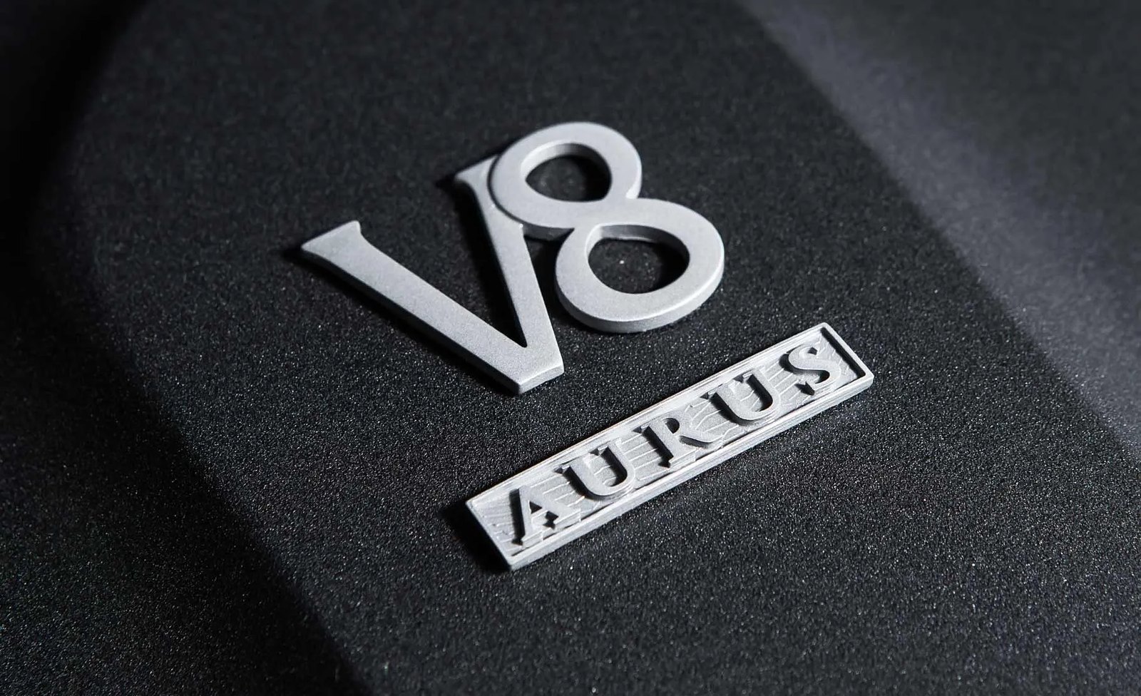 Шильдик V8 Aurus