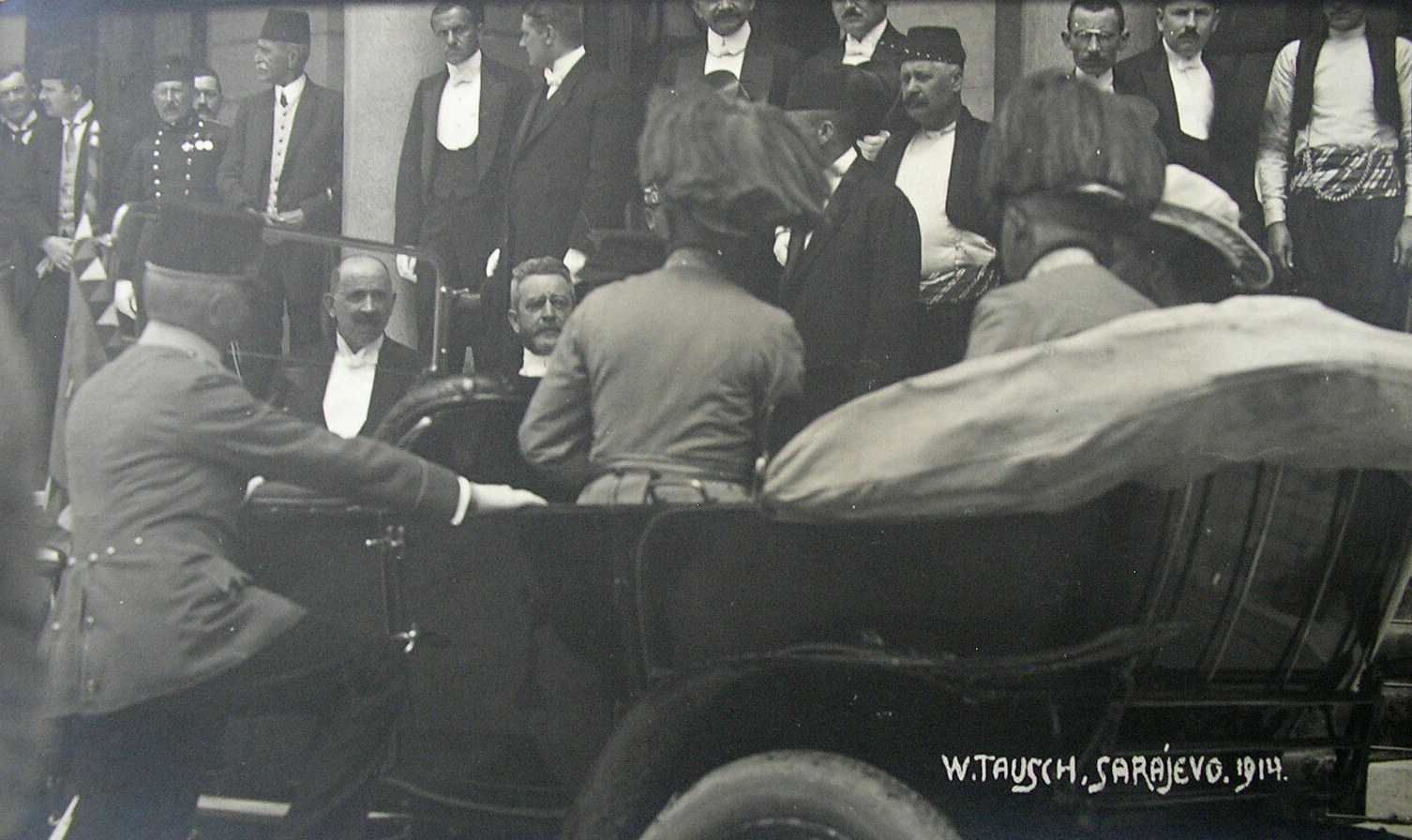 Франц Фердинанд и София покидают ратушу Сараева в автомобиле, 1914