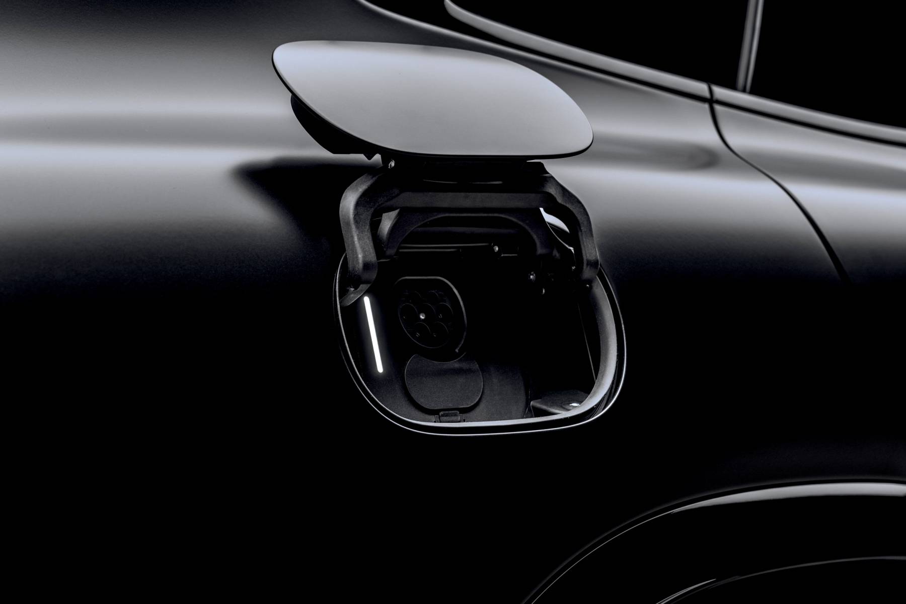 Лючок зарядного порта Mercedes-AMG GT SUV