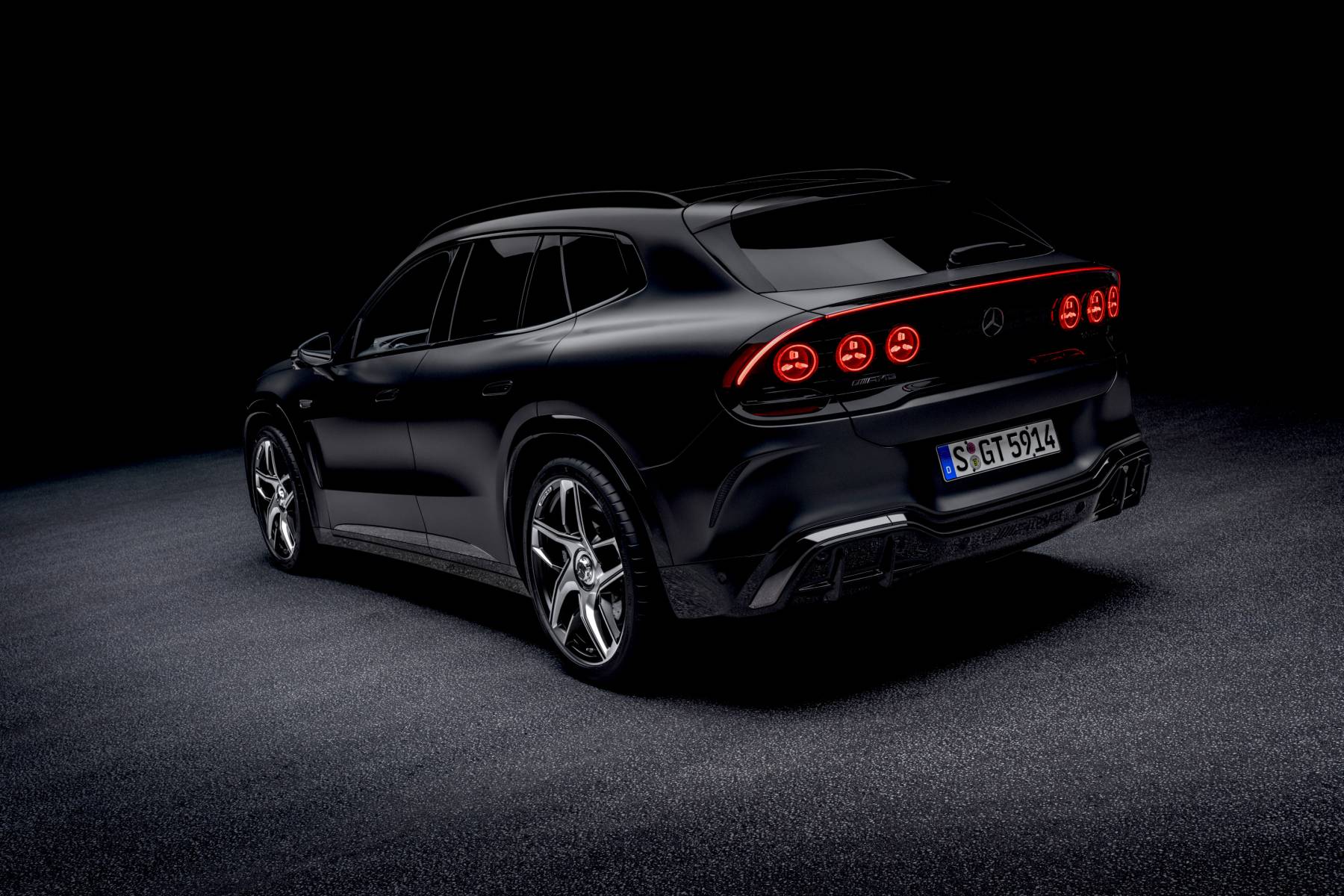 Mercedes-AMG GT SUV сзади: шесть круглых фонарей в виде турбин