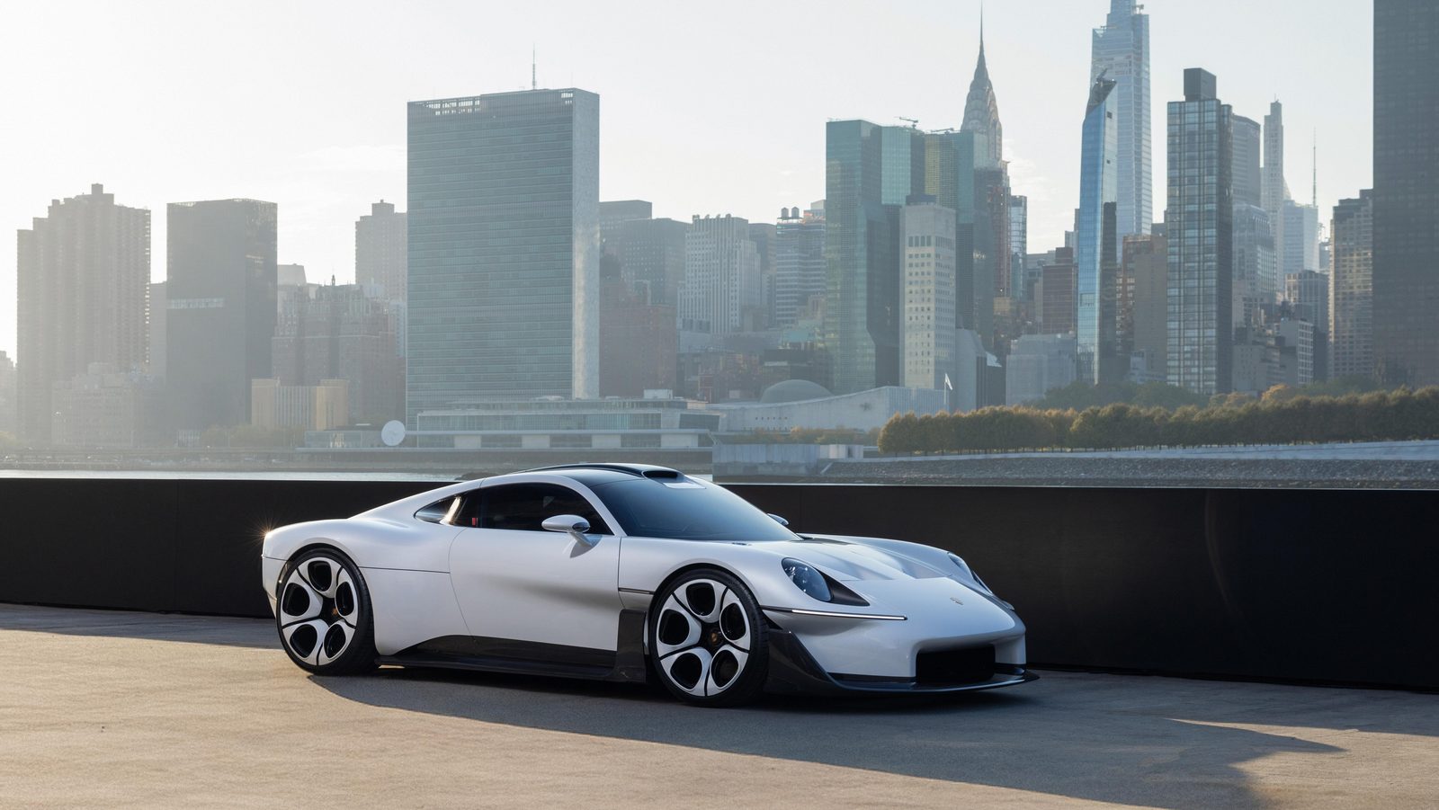 Porsche Mission S на пирсе в Квинсе на фоне Манхэттена
