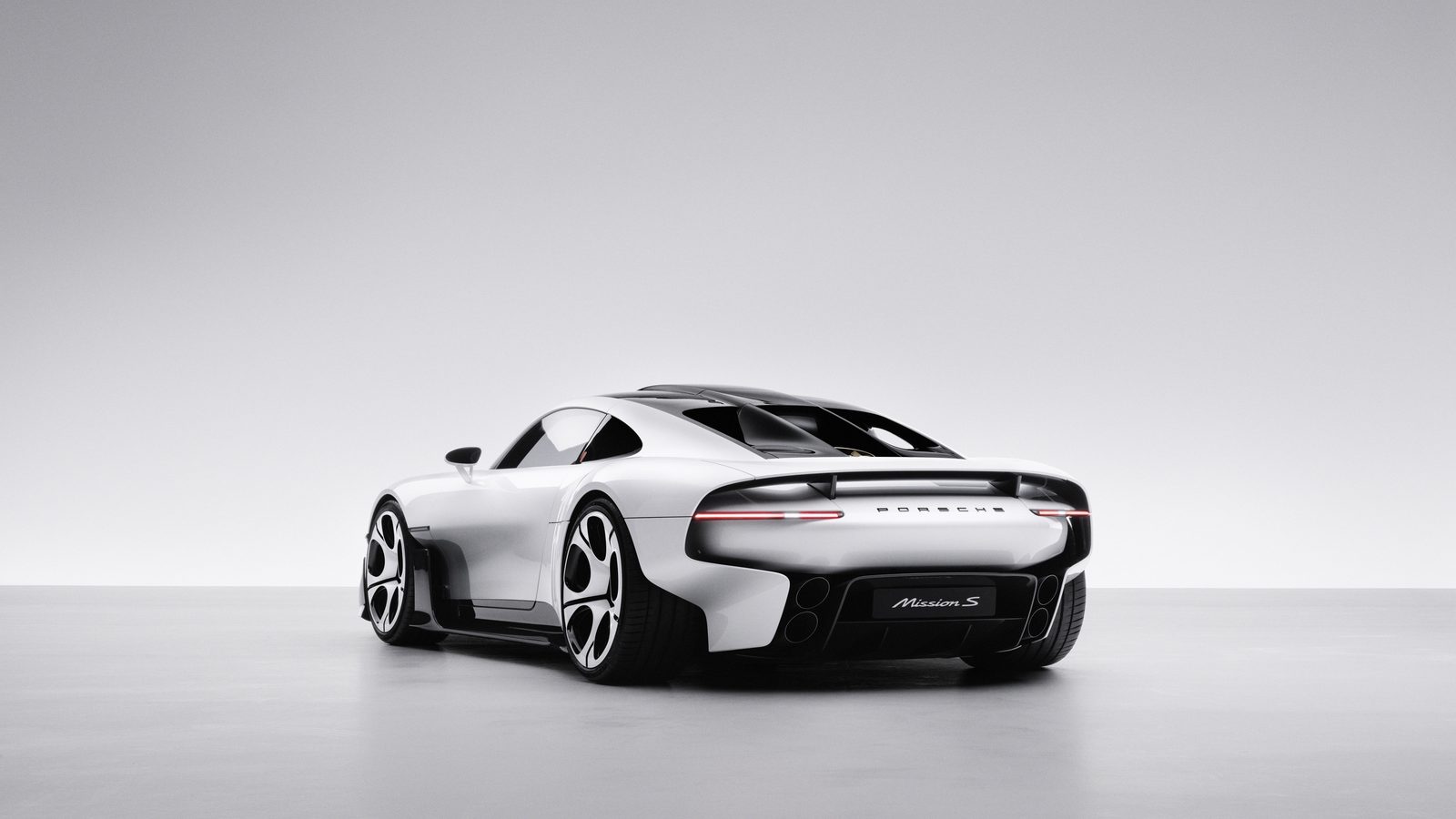 Porsche Mission S, вид сзади: сквозная линия света и активное антикрыло